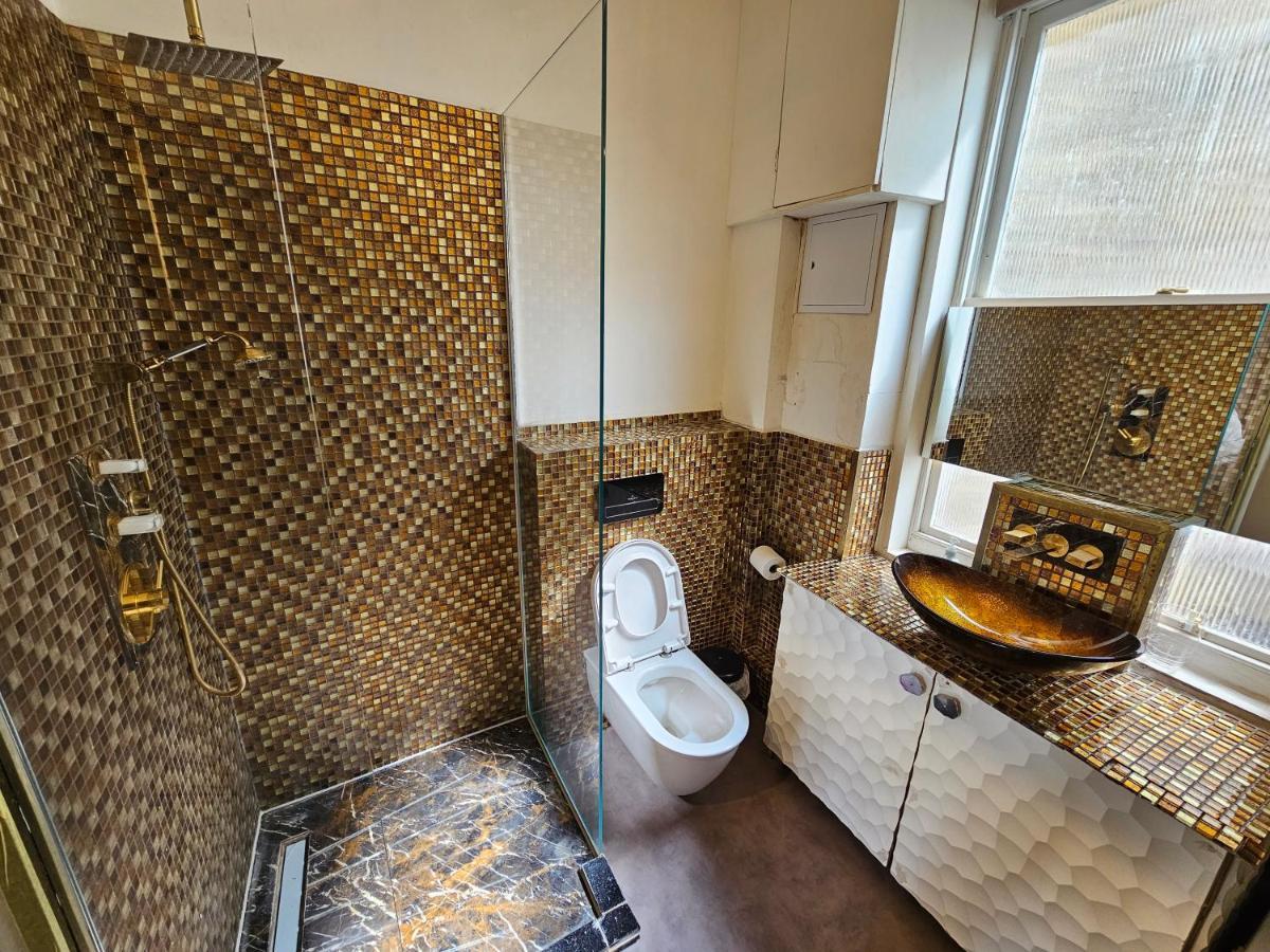 Flat 1, Charles Street * Londra