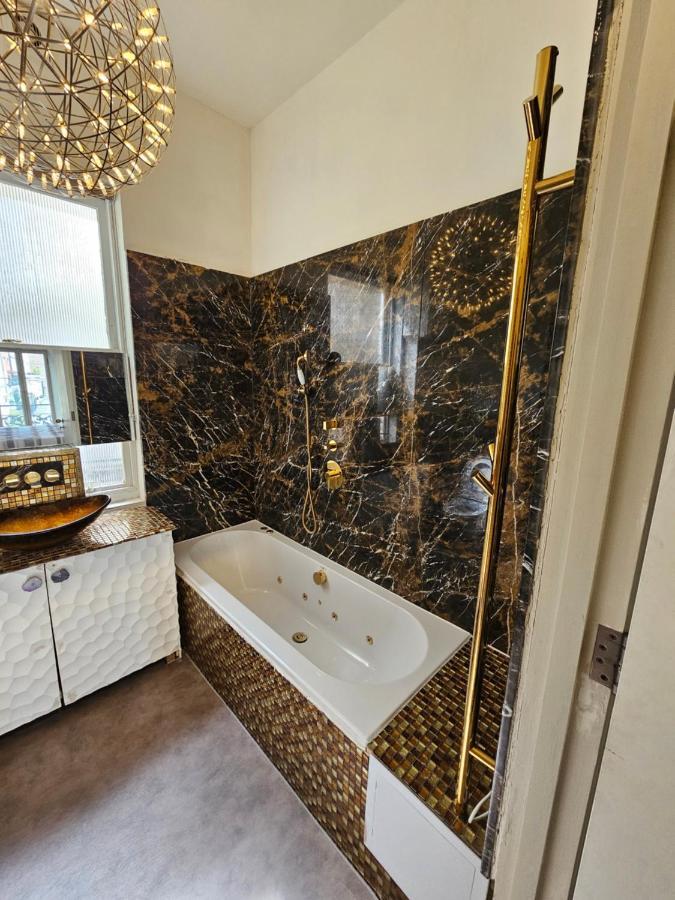 Flat 1, Charles Street * Londra